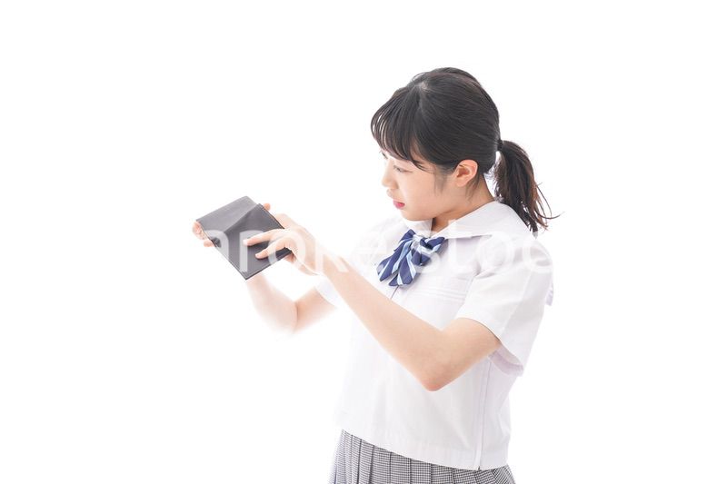 財布を確認する学生