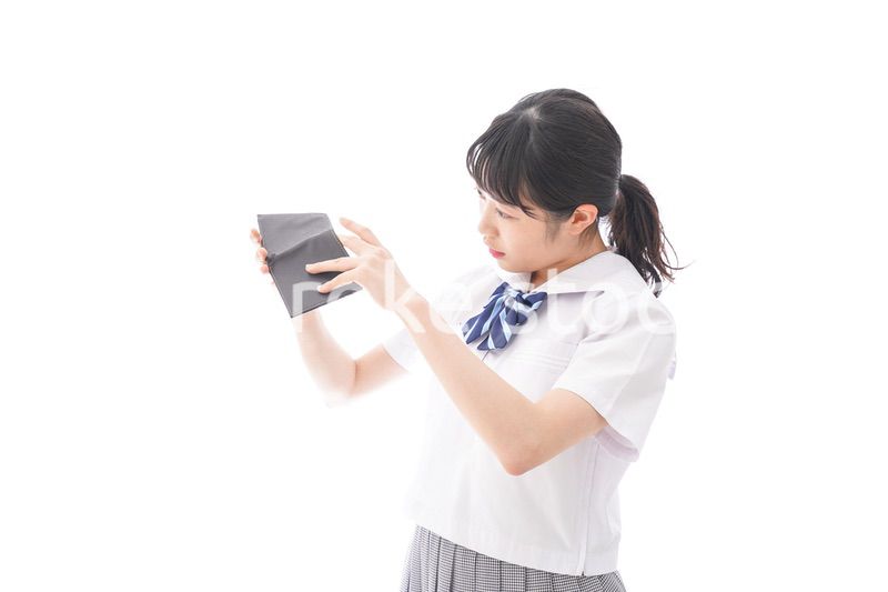 財布を確認する学生