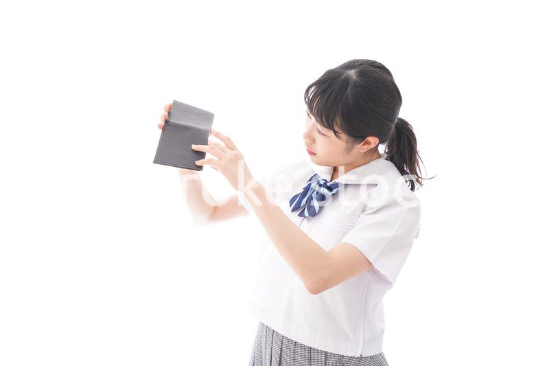 財布を確認する学生