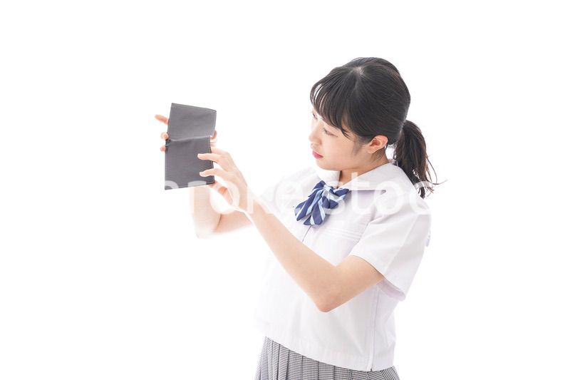 財布を確認する学生
