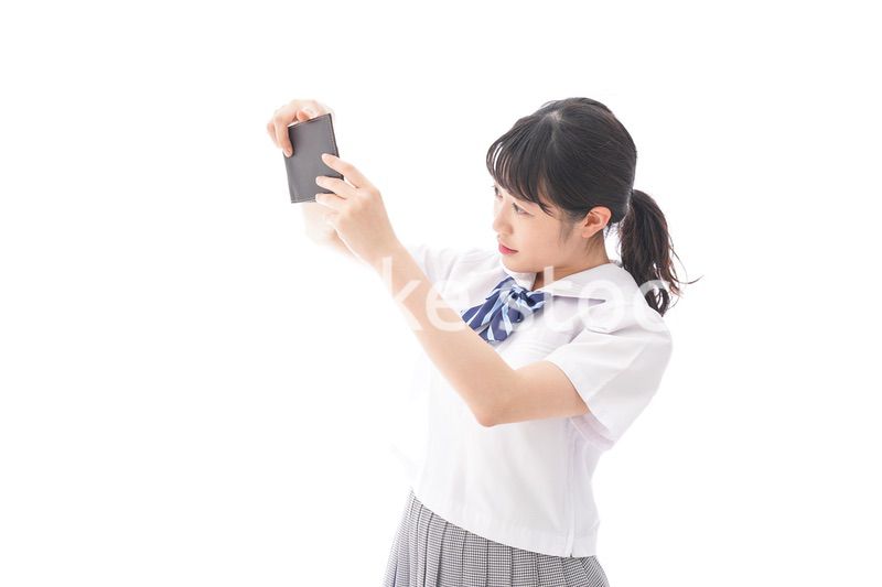 財布を確認する学生