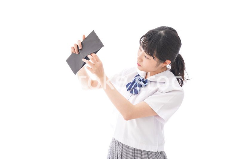 財布を確認する学生