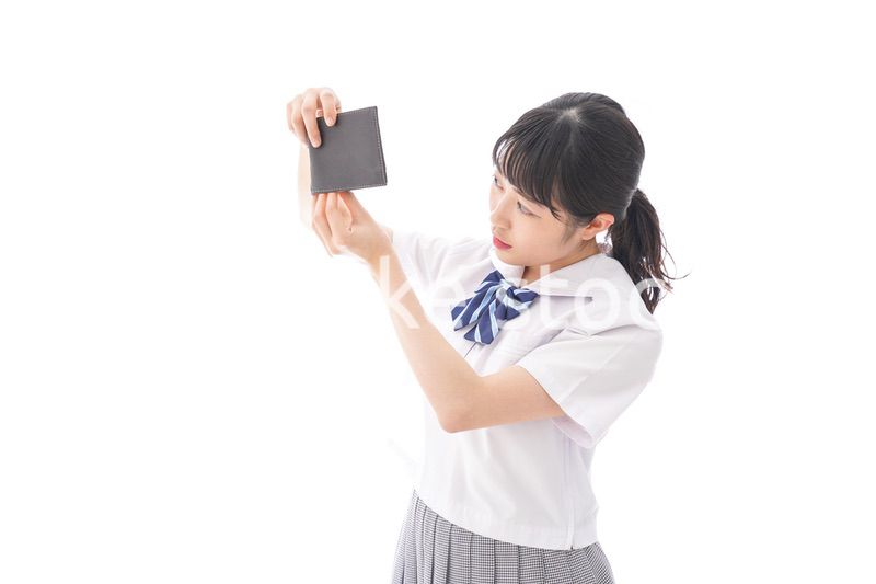 財布を確認する学生