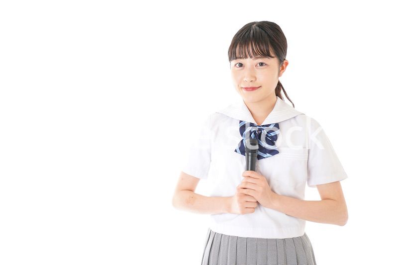 マイクで発言をする学生