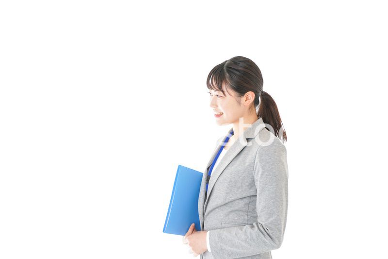 書類を持つビジネスウーマン