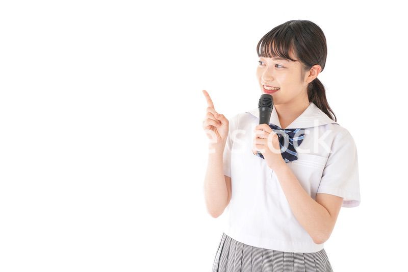 マイクで発言をする学生