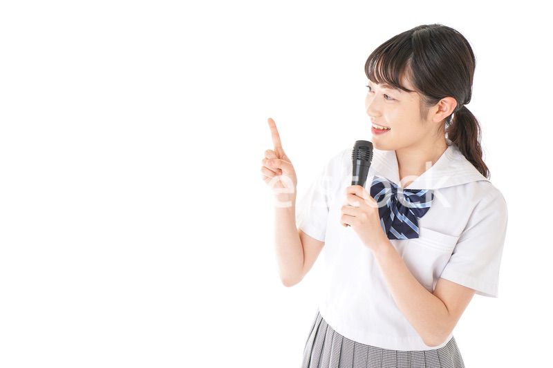 マイクで発言をする学生