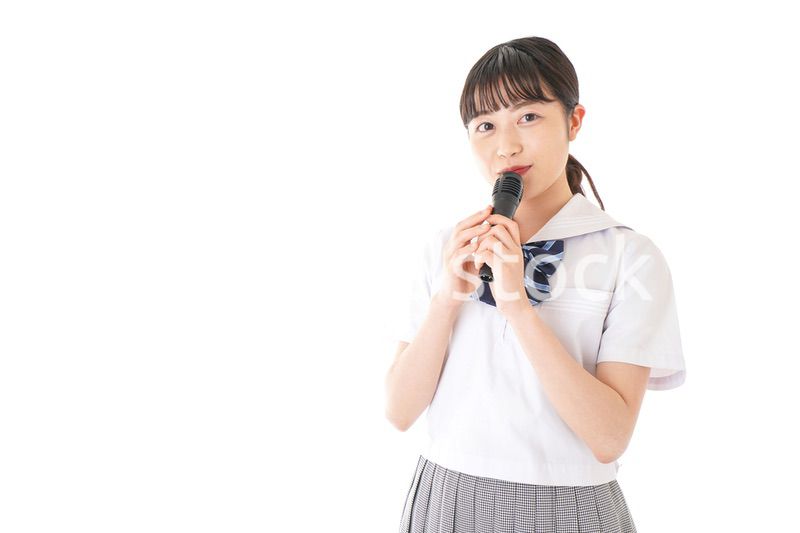 マイクで発言をする学生