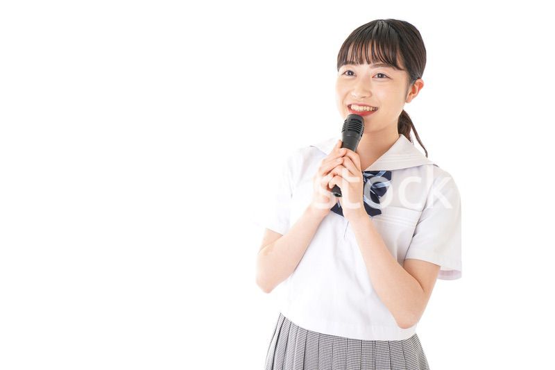 マイクで発言をする学生