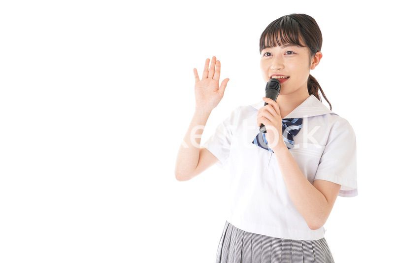 マイクで発言をする学生