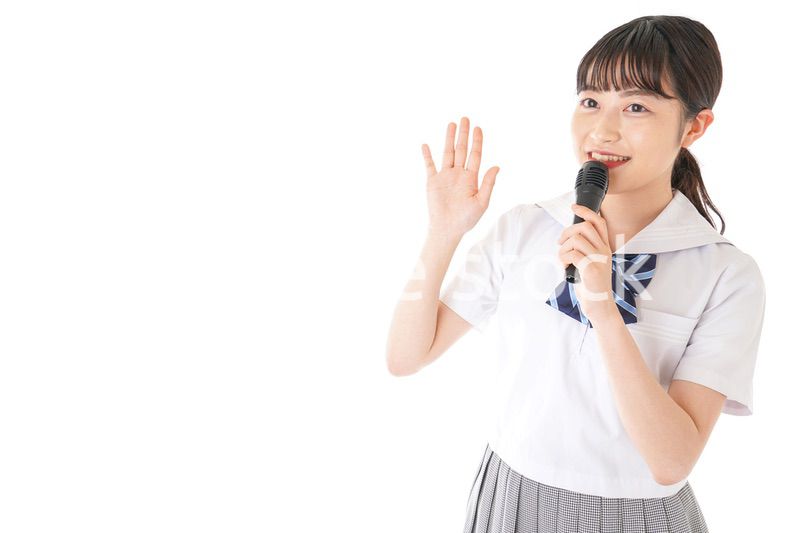 マイクで発言をする学生