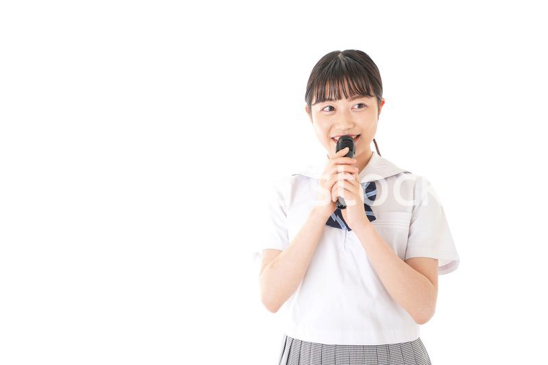 マイクで発言をする学生