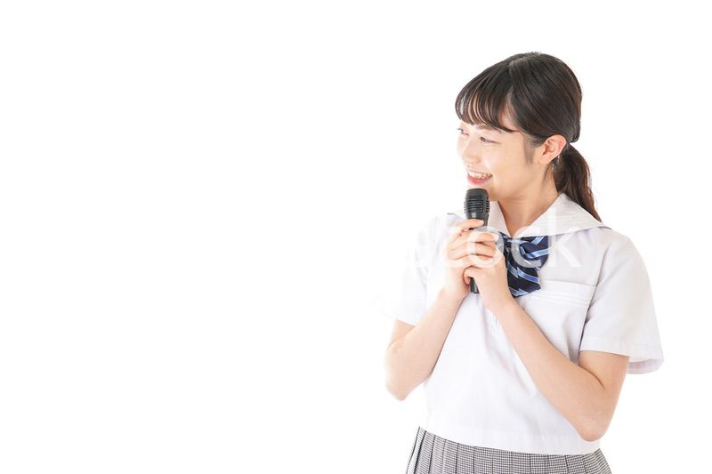 マイクで発言をする学生