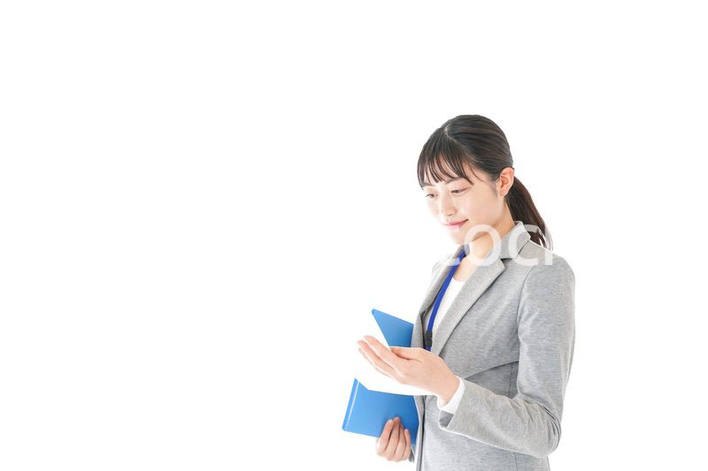 書類を持つビジネスウーマン