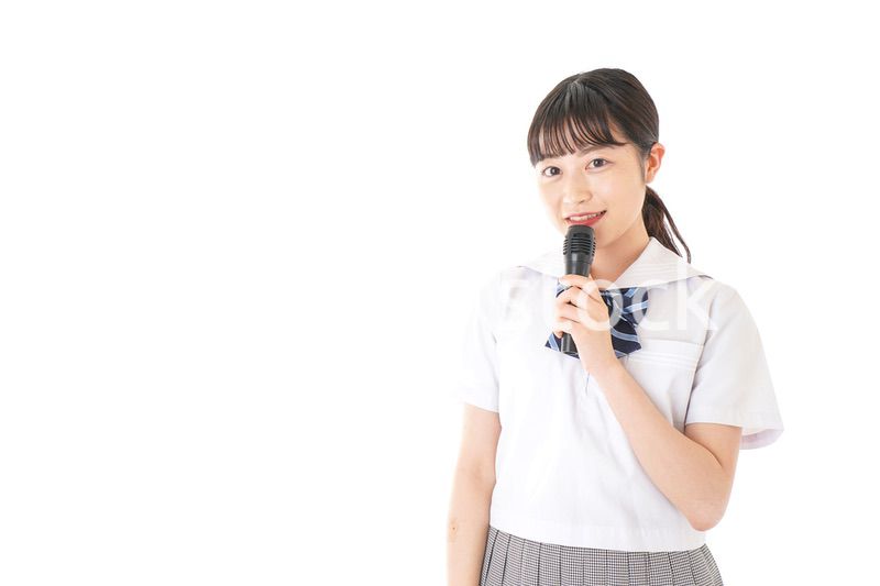 マイクで発言をする学生