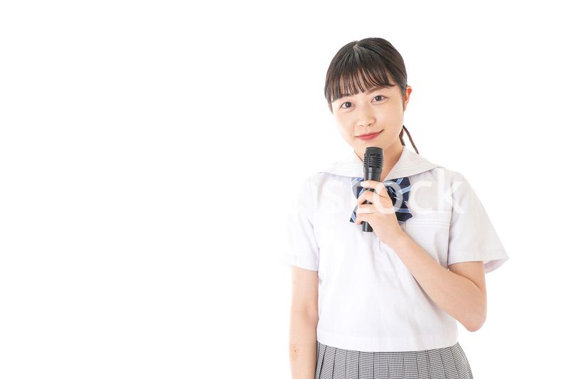 マイクで発言をする学生