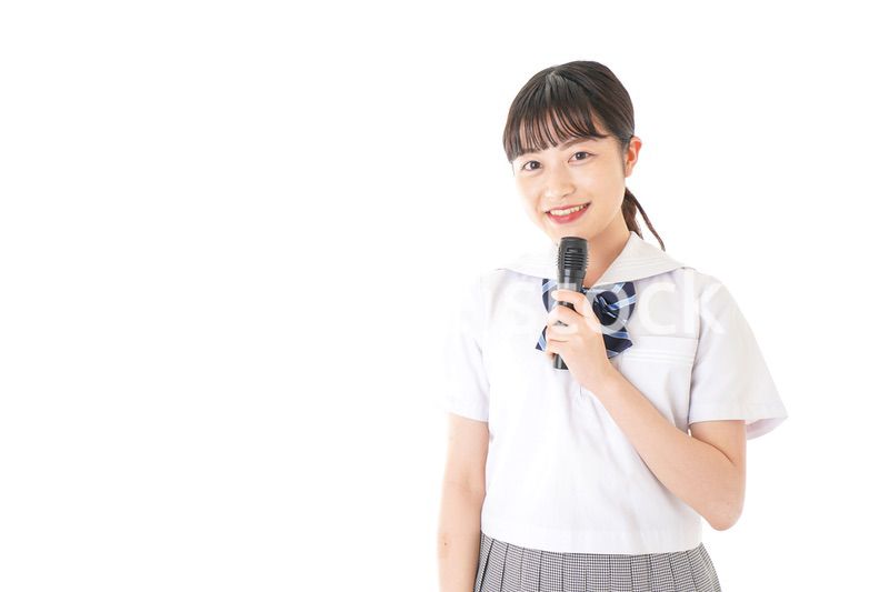 マイクで発言をする学生