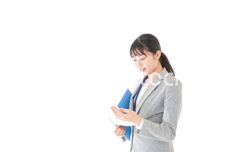 書類を持つビジネスウーマン