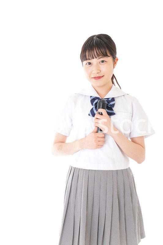 マイクで発言をする学生