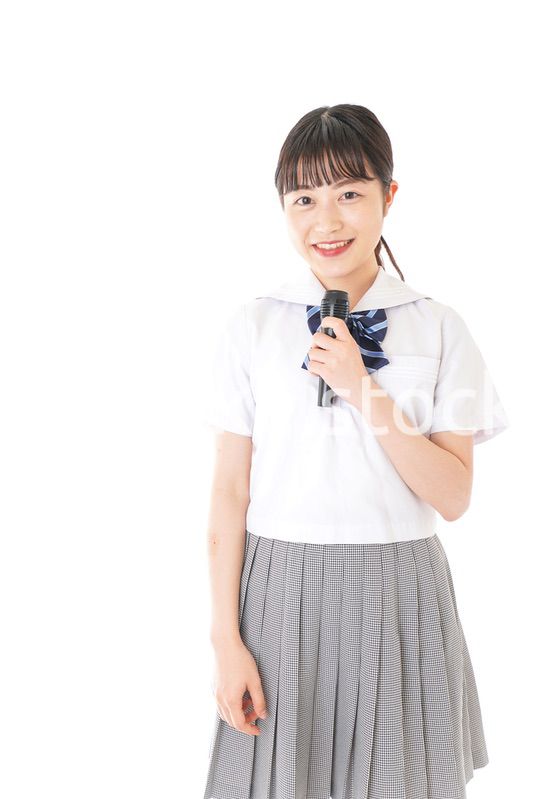 マイクで発言をする学生