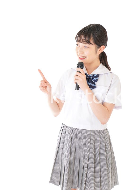 マイクで発言をする学生