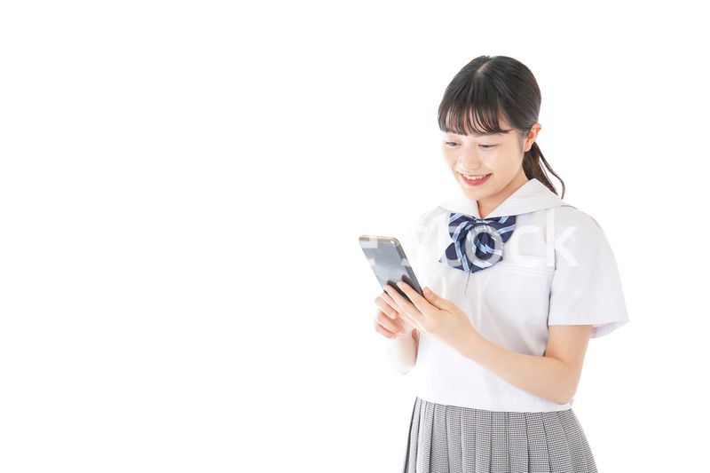 スマートフォンを使う若い女子学生