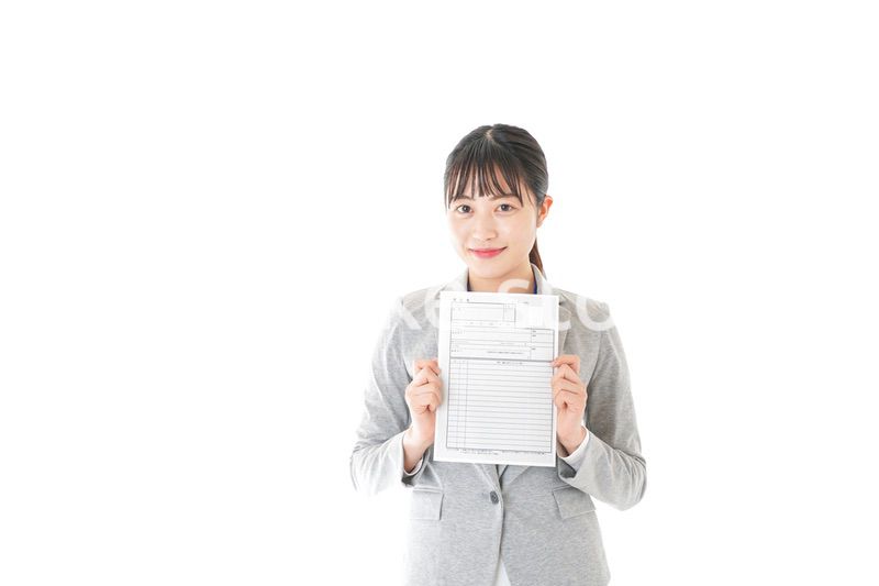 履歴書を持つビジネスウーマン