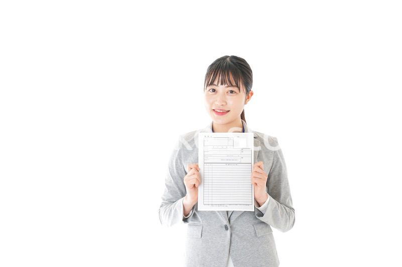 履歴書を持つビジネスウーマン