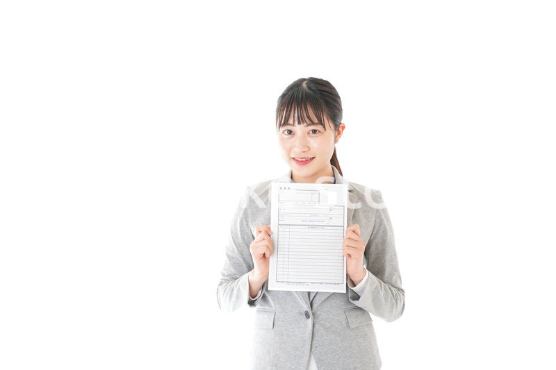 履歴書を持つビジネスウーマン