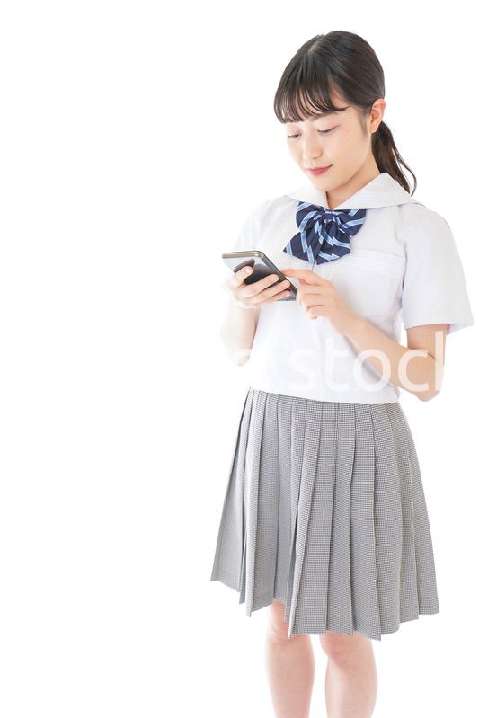 スマートフォンを使う若い女子学生
