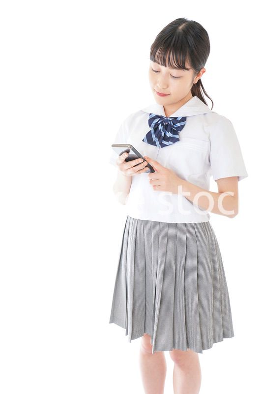 スマートフォンを使う若い女子学生