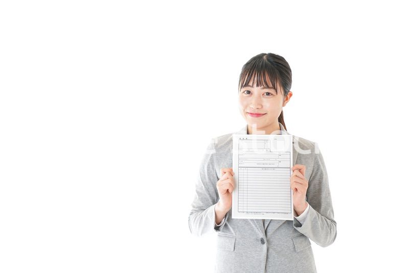 履歴書を持つビジネスウーマン