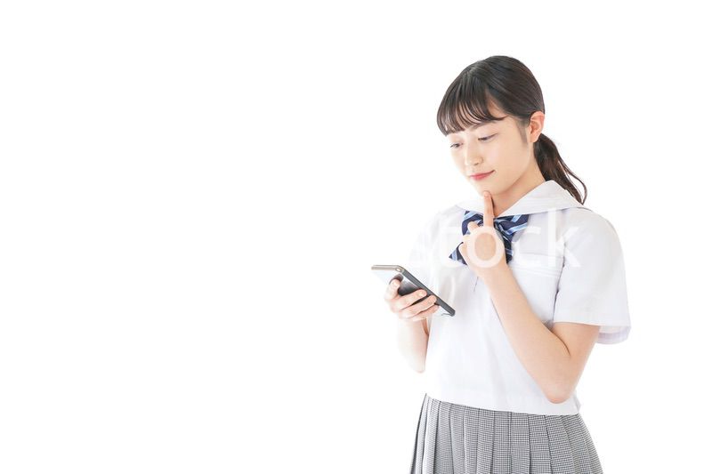 スマートフォンを使う若い女子学生