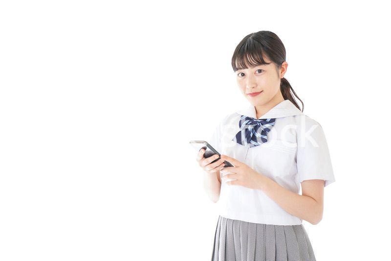 スマートフォンを使う若い女子学生