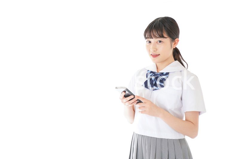 スマートフォンを使う若い女子学生