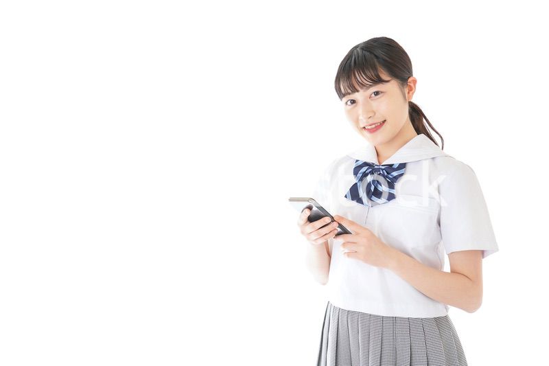 スマートフォンを使う若い女子学生