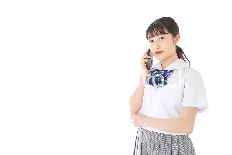 スマートフォンを使う若い女子学生