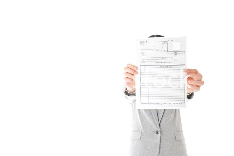 履歴書を持つビジネスウーマン