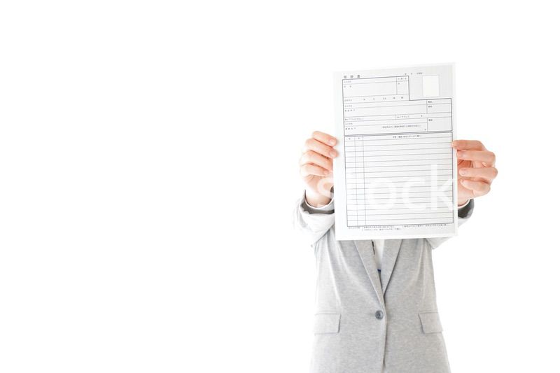 履歴書を持つビジネスウーマン