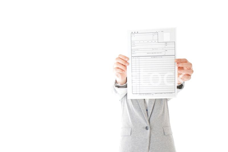 履歴書を持つビジネスウーマン