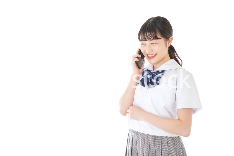 スマートフォンを使う若い女子学生