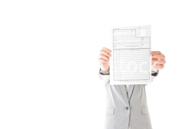 履歴書を持つビジネスウーマン