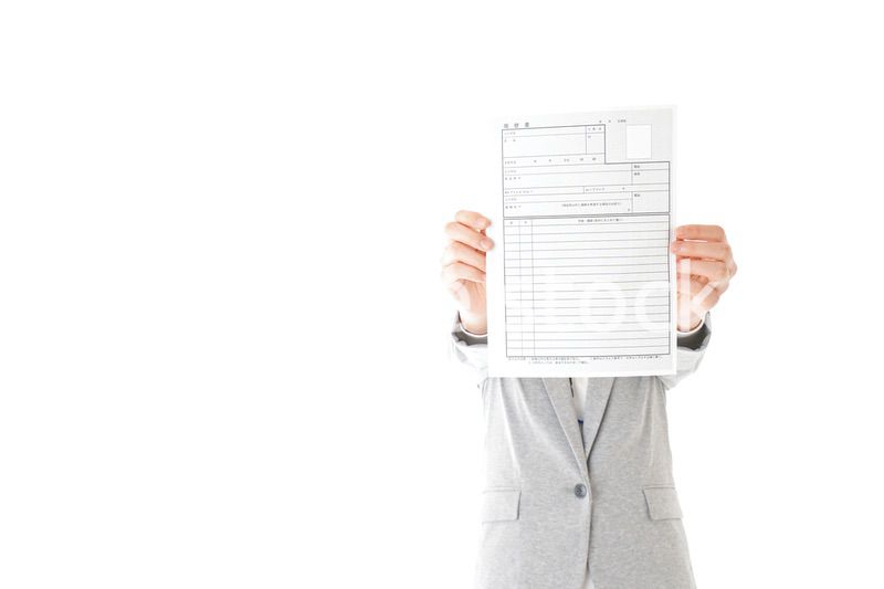 履歴書を持つビジネスウーマン