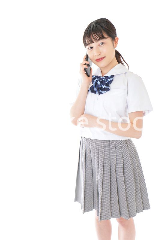 スマートフォンを使う若い女子学生
