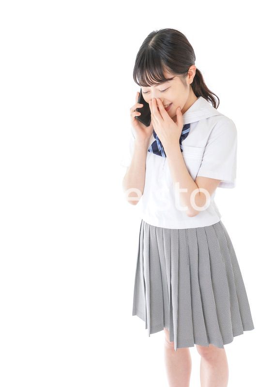 スマートフォンを使う若い女子学生