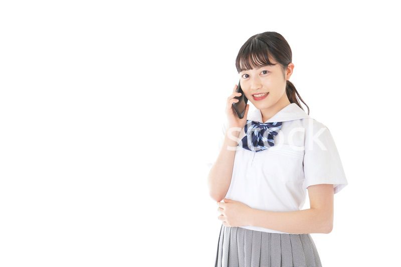 スマートフォンを使う若い女子学生