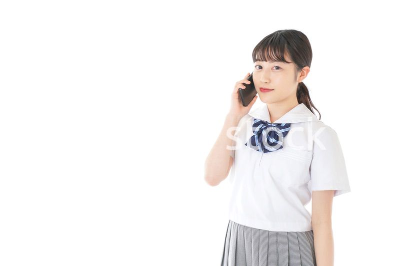 スマートフォンを使う若い女子学生