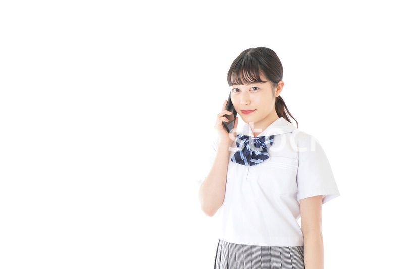 スマートフォンを使う若い女子学生