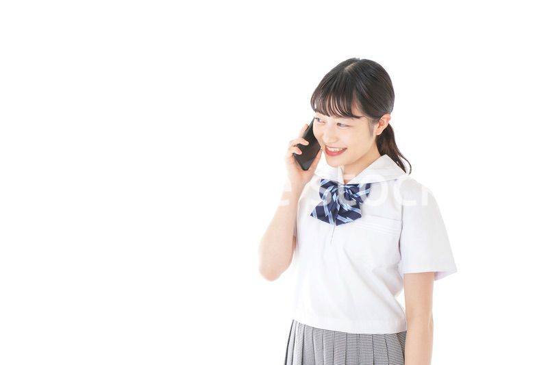 スマートフォンを使う若い女子学生