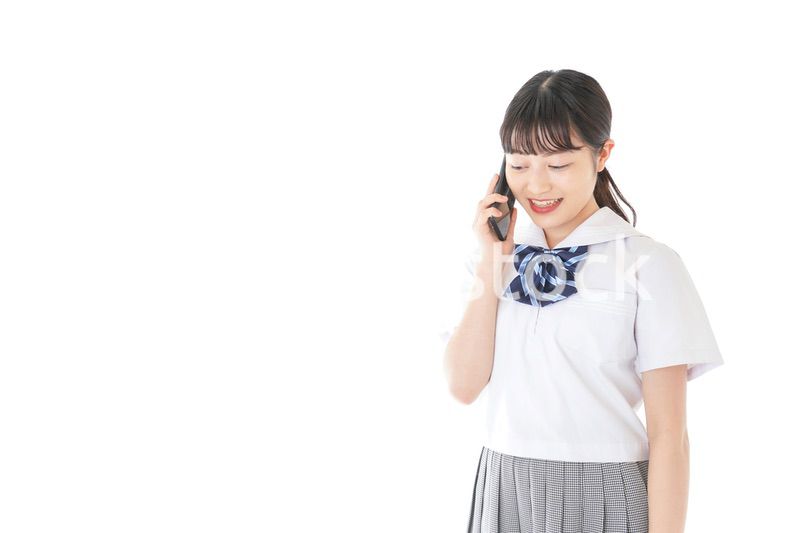 スマートフォンを使う若い女子学生